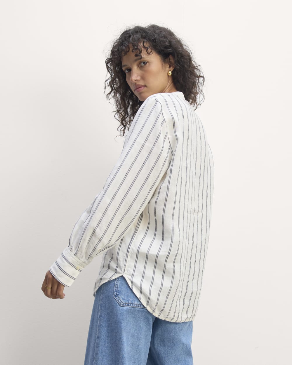 The Henley Shirt in Linen | Bone / Navy - Image 2