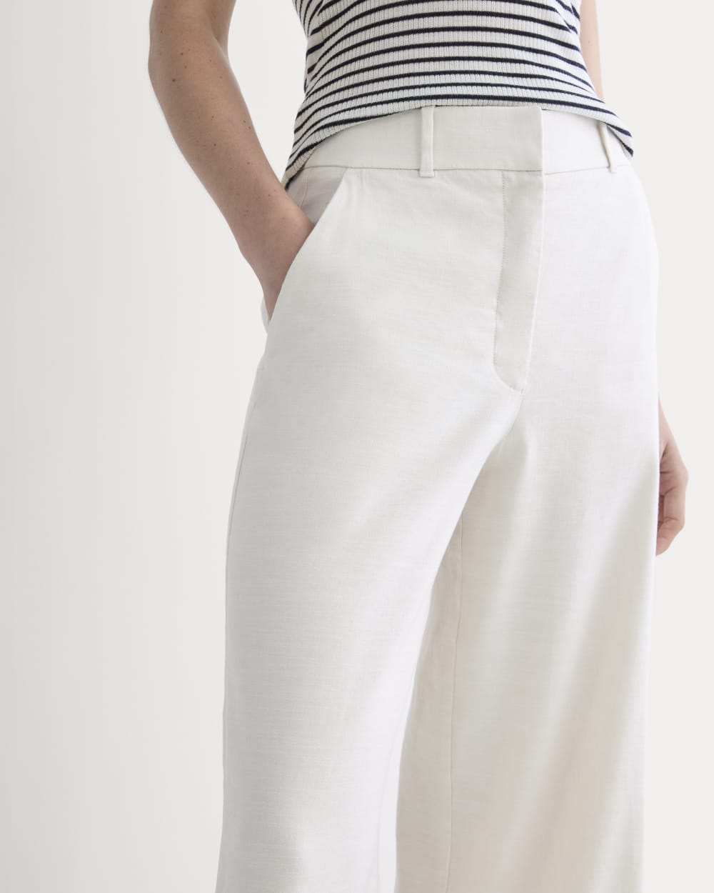 The Wide-Leg Pant in Stretch Linen | Natural Chambray - Image 4