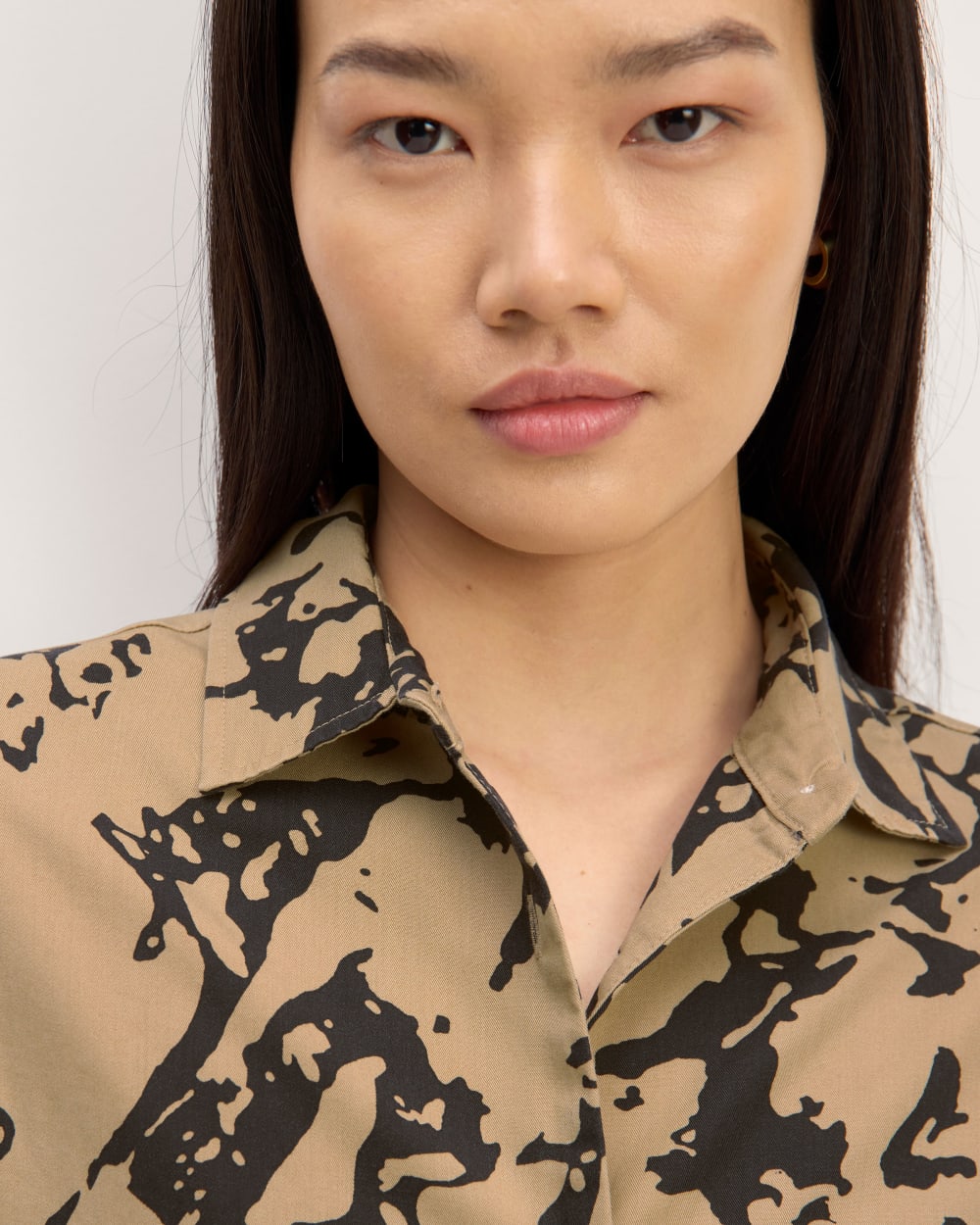 The Short-Sleeve Shirt in Butterlite | Black / Cornstalk Abstract - Image 4