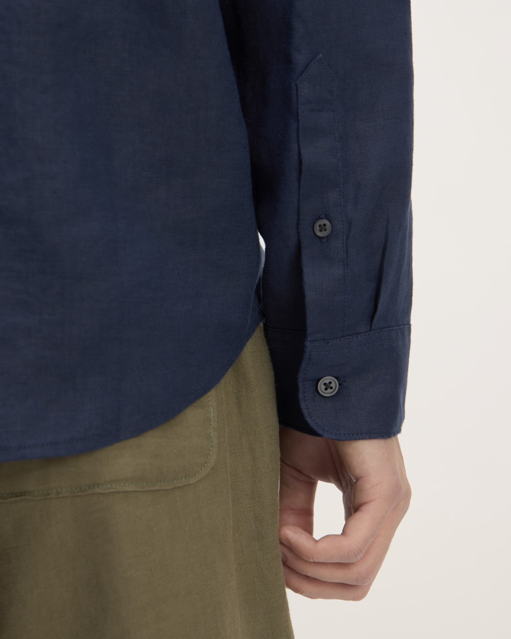 The Classic Shirt in Linen | Navy - Image 5