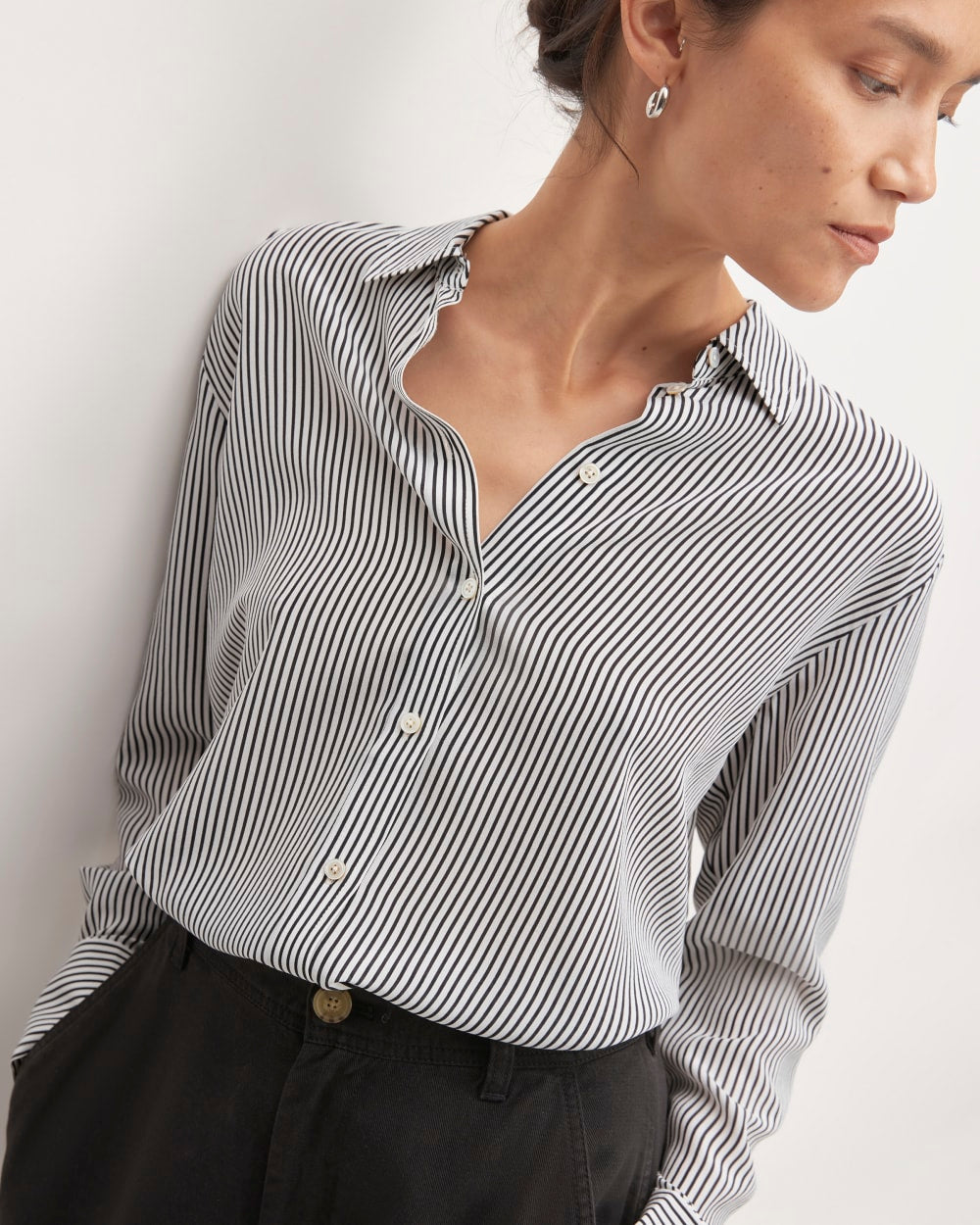 The Must-Have Shirt in Washable Silk | Black / White - Image 4