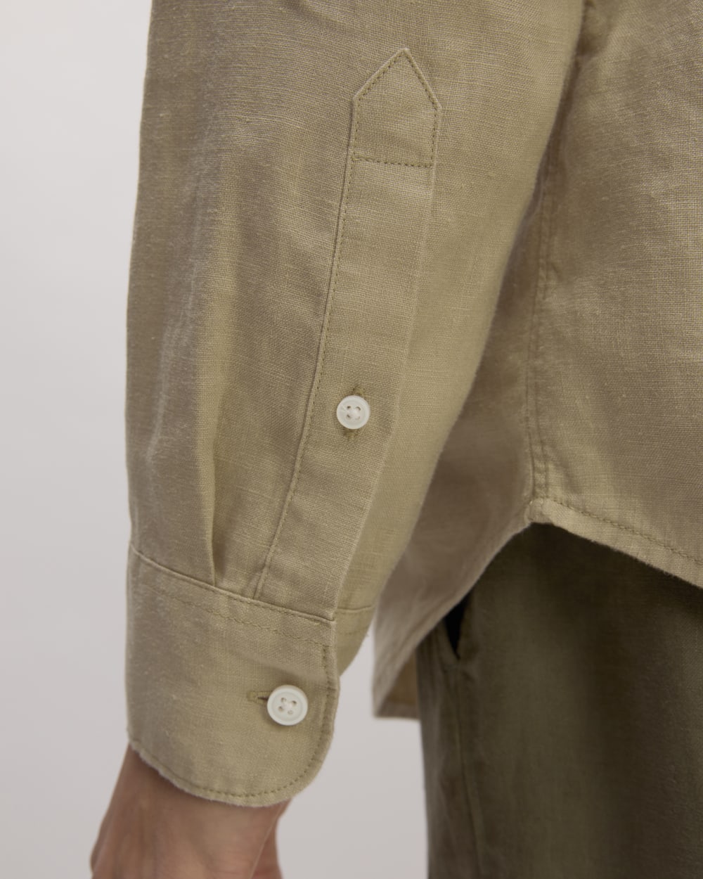 The Classic Shirt in Linen | Trench Coat Khaki - Image 5